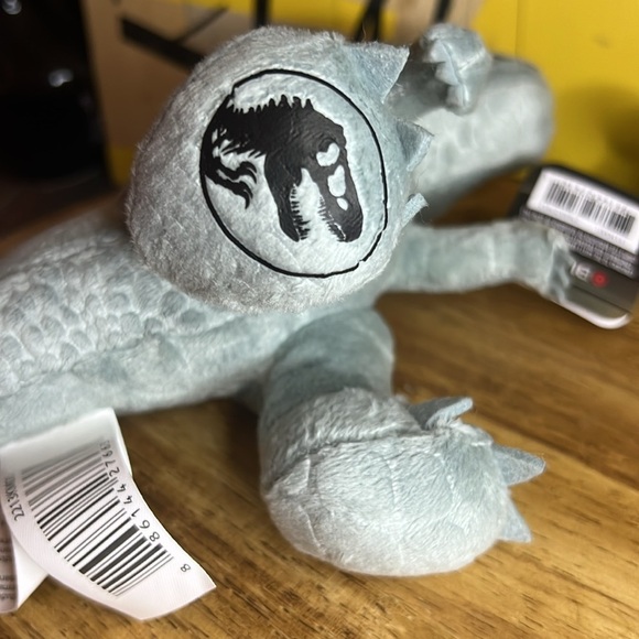 Universal Studios | Jurassic World | Blue the velociraptor Plushie - Picture 7 of 15